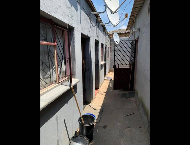 11 BEDROOM HOUSE FOR SALE IN ENDULWENI